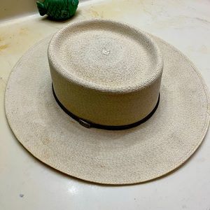 Tan gaucho hat.